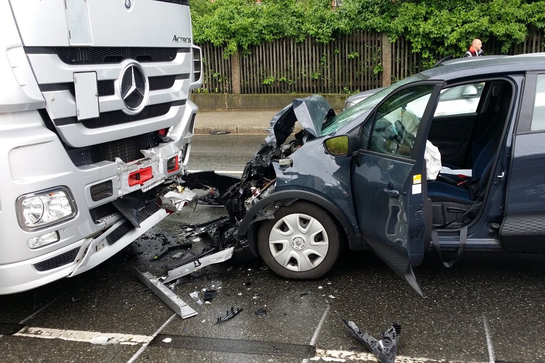 Weiden. In der Weidener Innenstadt krachte ein Renault in einen LKW. Der Fahrer ist schwer verletzt. Am Nachmittag kollidierten ein Auto und ein Laster frontal: Ein Renault-Fahrer überholte in der [&hellip;]