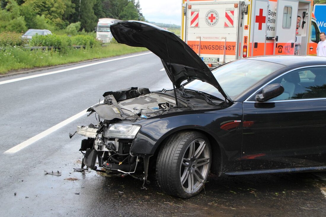 Weiden. Heute ereignete sich auf der A93 in Fahrtrichtung Hof zwischen den Anschlussstellen Weiden-West und Weiden-Nord ein Verkehrsunfall. Ein junger Autofahrer (25)  kam kurz nach der Auffahrt Weiden-West aus bisher ungeklärter [&hellip;]