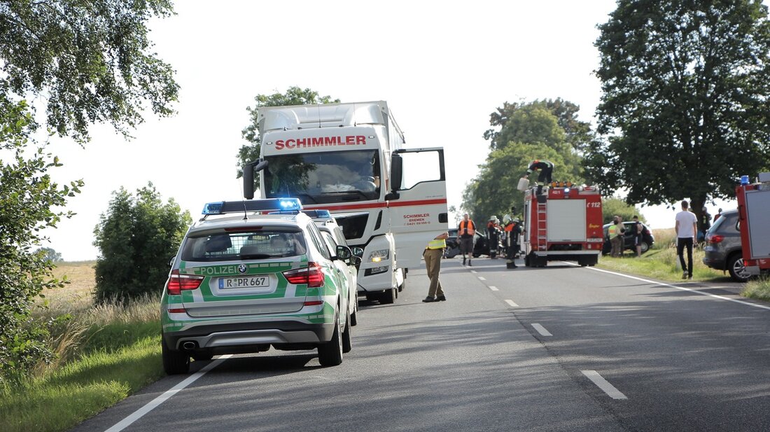 Tirschenreuth. Auf der B15 zwischen Schönficht und Pilmersreuth kam es zu einem schweren Verkehrsunfall. Ein Daciafahrer wollte einen vor ihm fahrenden LKW überholen. Auf Höhe der Zugmaschine kollidierte der Dacia frontal [&hellip;]