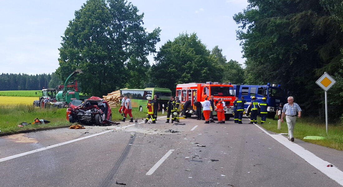 Vohenstrauß. Am frühen Montagnachmittag kollidierten auf der Staatsstrasse 2166 an der Kreuzung Remmelberg/Zeßmannsrieth ein Skoda und ein Linienbus frontal. Während das Auto schwer beschädigt auf der Straße stehen blieb, prallte der [&hellip;]
