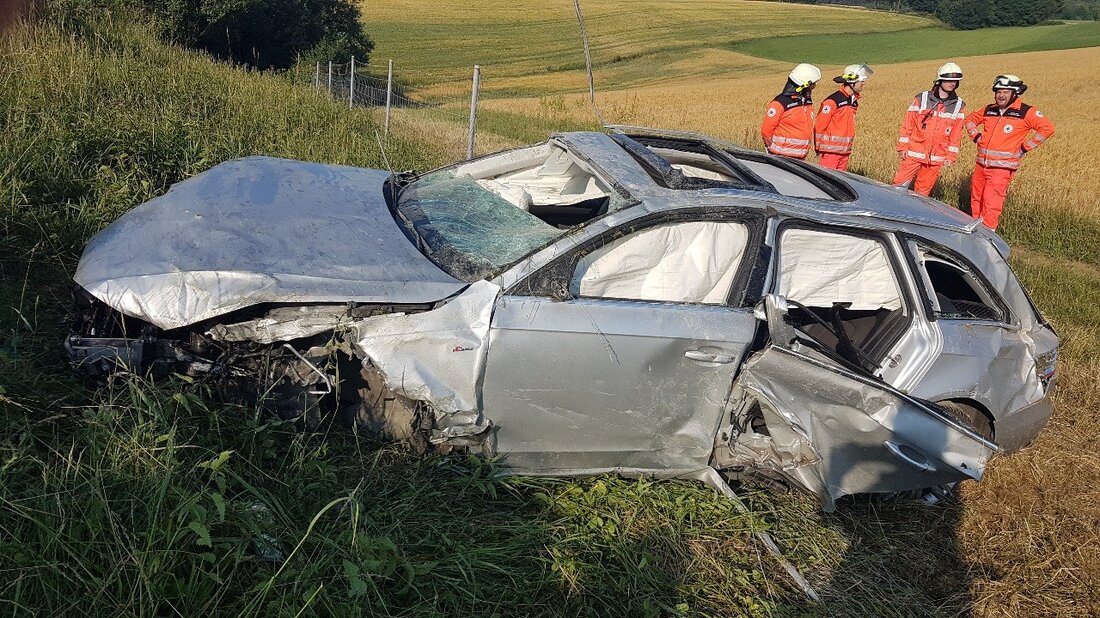 Windischeschenbach. Einzig und allein ein völlig demoliertes Auto zeugen von einem Unfall auf der A93 – vom Fahrer fehlt aber jede Spur. Sogar ein Polizeihubschrauber war im Einsatz.  Viele Fragen [&hellip;]
