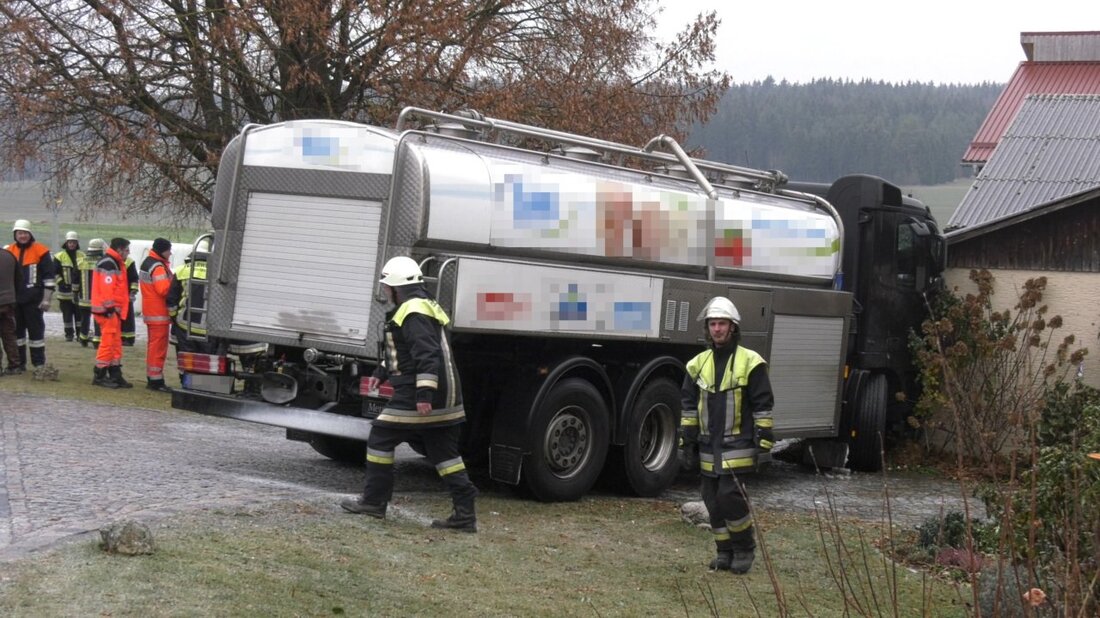 Leonberg. Laut ersten Informationen ist in Leonberg ein Lkw in eine Garage gerutscht. Ein Lkw ist offenbar in eine Garage gefahren. Laut ILS wurden keine Personen verletzt. Aktuell läuft ein [&hellip;]