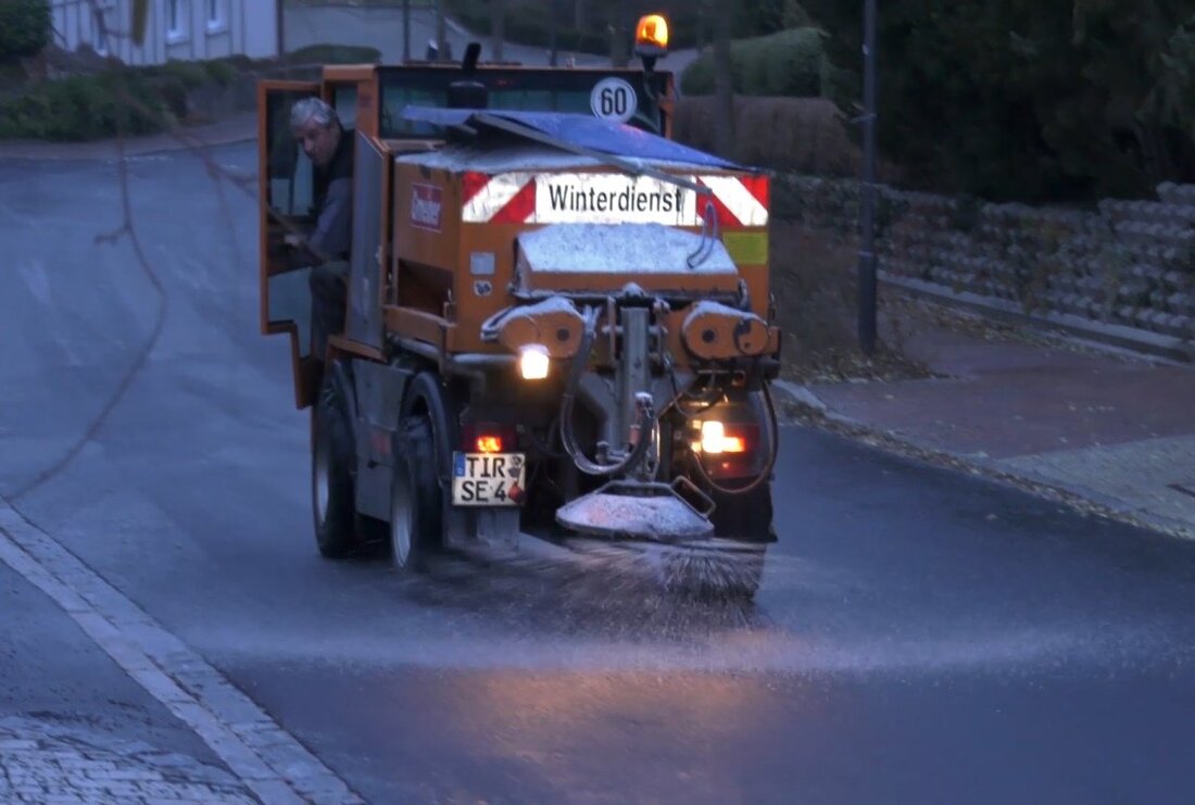 Nordoberpfalz. Blitzeis hat die Nordoberpfalz fest im Griff. Was die Räumdienste in Dauereinsatz hält, dürfte zahlreiche Schüler freuen: Etliche Schulbusse fallen wegen der Glätte aus, ein Weiterkommen ist auf den spiegelglatten [&hellip;]