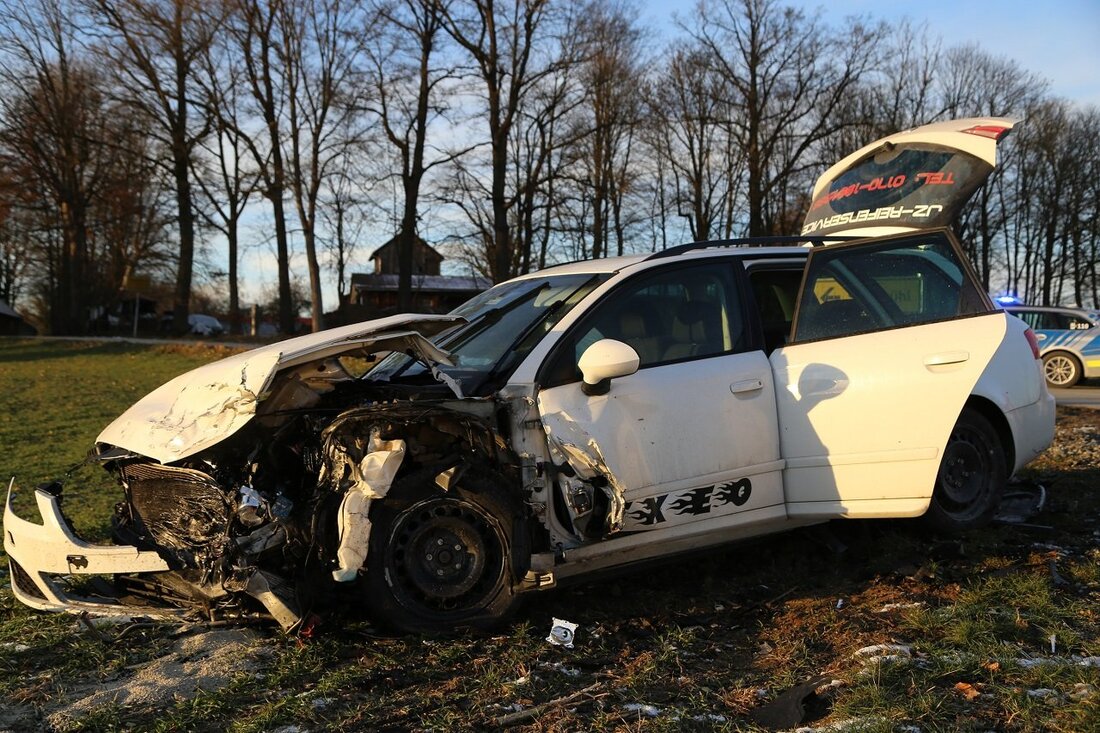 Krummennaab. Beim Abbiegen hat ein Autofahrer ein anderes Fahrzeug übersehen und es kam zum Zusammenstoß. An beiden Autos entstand ein Totalschaden. Am Samstag befuhr gegen 15.45 Uhr ein Mann (51) [&hellip;]