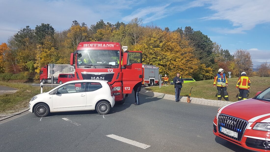 Kemnath. Im Kreisverkehr an der Staatsstraße 2665 sind ein Lastwagen und ein Auto kollidiert. Die Autofahrerin wurde dabei verletzt. Am Donnerstagmittag ereignete sich in Kemnath ein Verkehrsunfall in einem Kreisverkehr [&hellip;]
