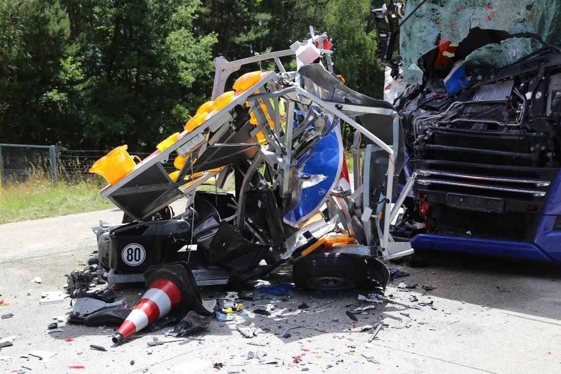 Luhe-Wildenau. Schwerer Unfall auf der A93: Ein Lastwagen ist in einen Warnanhänger gekracht. Der Schaden ist enorm.  Laut ersten Informationen von vor Ort war die Autobahnmeisterei auf der A93 zwischen [&hellip;]