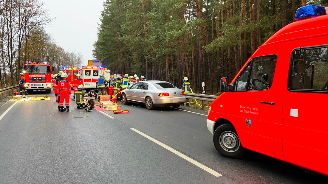 Weiden. Bei einem schweren Verkehrsunfall auf der B470 auf Höhe Latsch sind zwei Autos frontal zusammengekracht. Feuerwehrkräfte mussten eine Frau aus ihrem Wagen befreien.  Laut ersten Informationen kollidierten zwei Fahrzeuge [&hellip;]