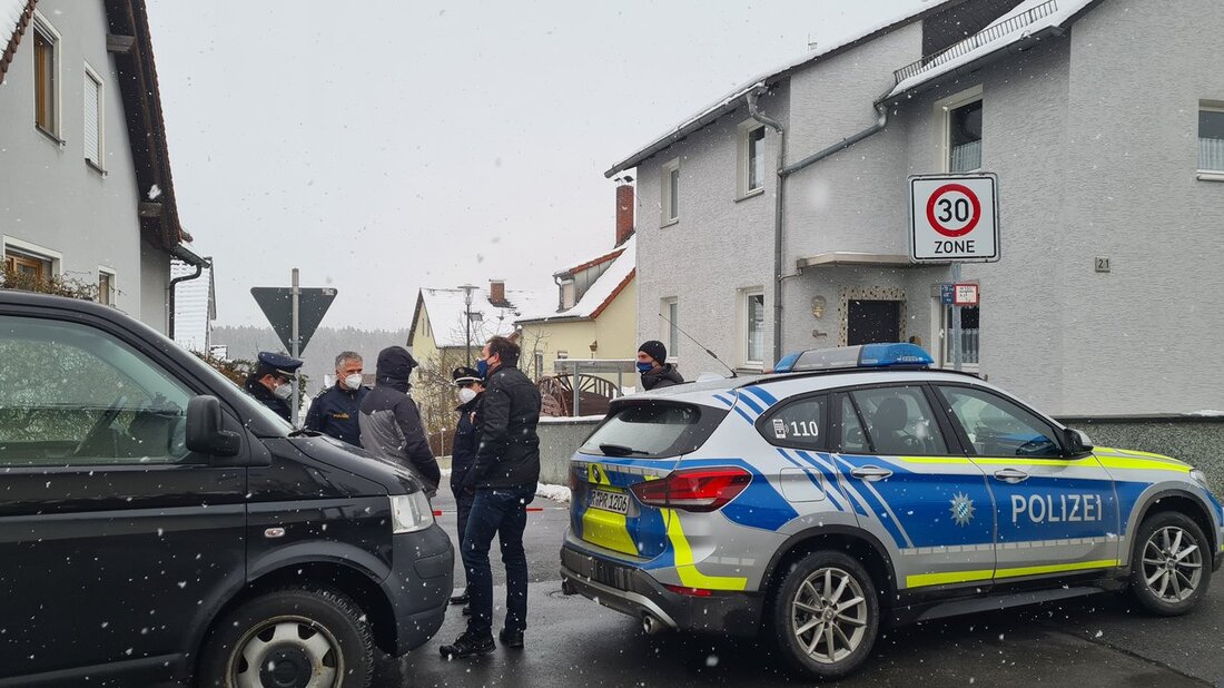 Weiden. Derzeit läuft eine Großfahndung der Polizei in Weiden. Eine Seniorin ist in ihrer Wohnung überfallen worden.  [Update] Die Polizei sucht nach einer verdächtigen Person mit auffälliger Jacke. Ersten vorläufigen [&hellip;]