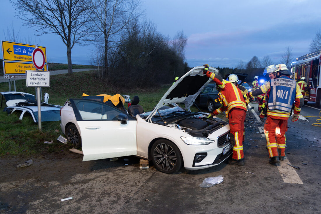 Krummennaab. Auf der St2121 bei Krummennaab kam es am 19. Dezember 2024 zu einem schweren Verkehrsunfall zwischen zwei Autos. Personen mussten mit hydraulischen Rettungsgeräten befreit werden, Einsatzkräfte inklusive Hubschrauber waren vor Ort.