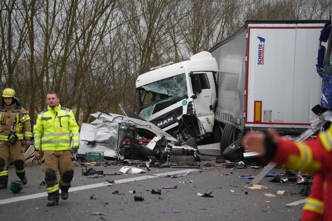 Teublitz. Bei einem Unfall auf der Autobahn A93 starben zwei Personen, ein verlorener Lastwagenreifen war möglicherweise die Ursache.