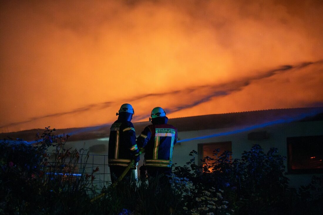 Hahnbach. Am Samstagabend, 17. Januar 2026, brannte das Erdgeschoss eines Hauses; die Feuerwehr löschte den Brand. Ein Feuerwehrmann wurde leicht verletzt, der Schaden liegt über 75.000 Euro; Ursache wohl ein technischer Defekt.