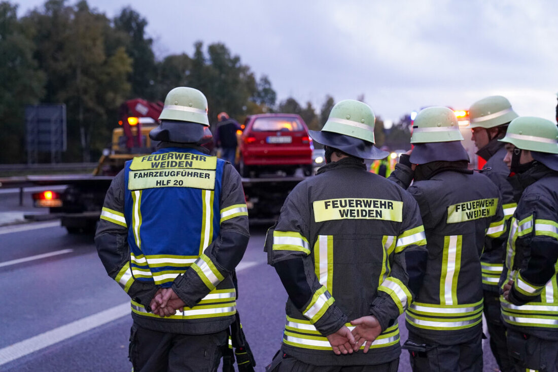 Weiden. Am Mittwochnachmittag kam es auf der A93 im Bereich der Autobahnauffahrt Weiden-Nord in Richtung Regensburg zu einem schweren Unfall. Eine Frau (42) aus dem Landkreis Neustadt/WN starb. 