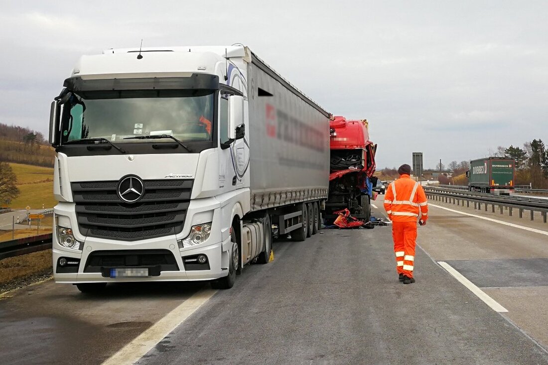 Waidhaus/Pleystein. Ein Lkw-Fahrer starb heute bei einem Unfall auf der A6 zwischen Waidhaus und Pleystein.  Aus noch ungeklärter Ursache ist auf Höhe des Parkplatzes Zengerhof in Richtung Nürnberg ein Sattelzugfahrer [&hellip;]