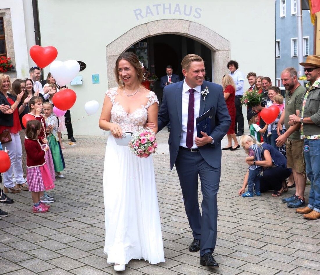 Neustadt/WN. Eigentlich hätten die Hochzeitsfeierlichkeiten im Herbst dieses Jahres stattfinden sollen, doch die Planung einer solchen Feier ist derzeit schwierig. Daher entschieden sich Lucia Lúcanská und Tobias Knauer nun schon [&hellip;]