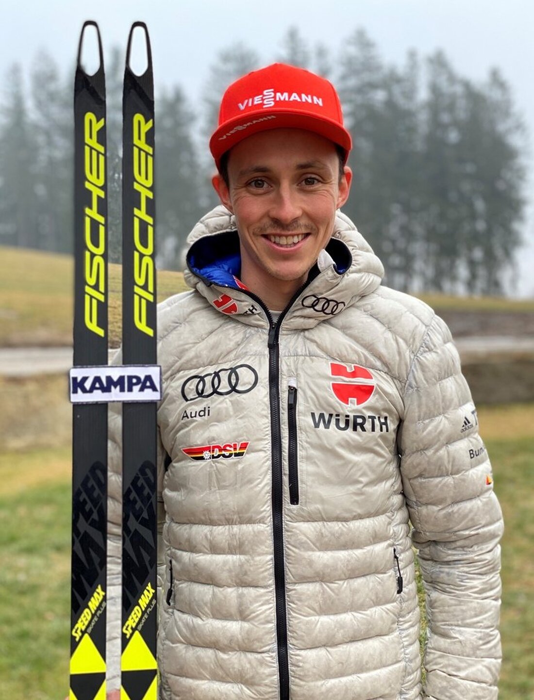 Flossenbürg. Eric Frenzel erzählt vom gemeinsamen Frühstück nach dem Weltcup-Wochenende. Dabei verrät er Emmas Lieblingsfrühstücksritual und was für ihn auf jeden Fall dazugehört. Außerdem dürfen die kleinen Frenzels Papas Leistung [&hellip;]