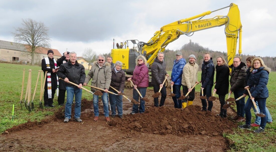 Neustadt/Kulm. Die Sanierung des Marktplatzes hat begonnen – wenn auch 100 Meter von der Innenstadt entfernt. Das hängt aber damit zusammen, dass der Spatenstich für den Regenwasserkanal das neun-Millionen-Euro-Projekt einläutete.  [&hellip;]