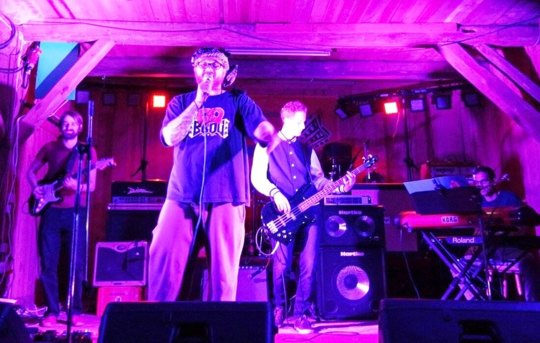 Dürnsricht/Weiden. Fünf Bands und rund 200 Besucher haben sich am Freitagabend im Brandstodl in Dürnsricht getroffen, um das mittlerweile 16. Newcomer-Festival des Rocking Hoot e.V. zu feiern. Am Ende gingen die Glückwünsche an [&hellip;]