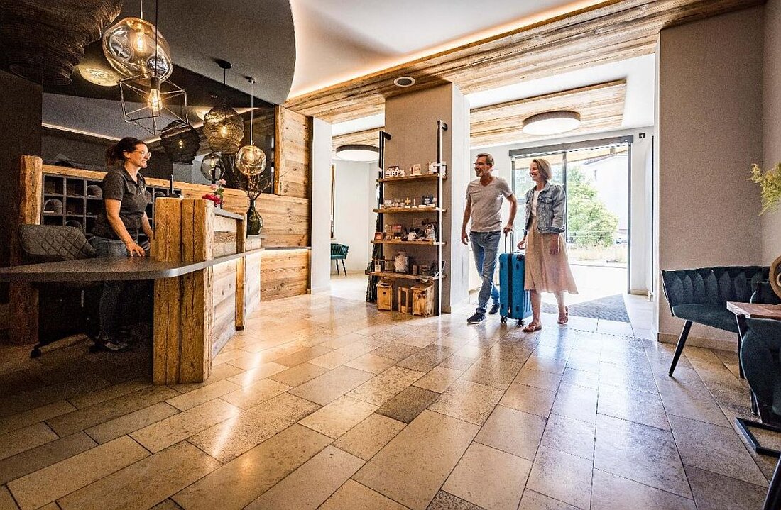 Tirschenreuth. Das neue Gastgeberverzeichnis Oberpfälzer Wald 2026/2027 ist da: über 250 Unterkünfte von Ferienhof bis Hotel. Die Broschüre erscheint in einer Auflage von 15.000 und lädt zu natürlichem, herzlichem Urlaub ein.