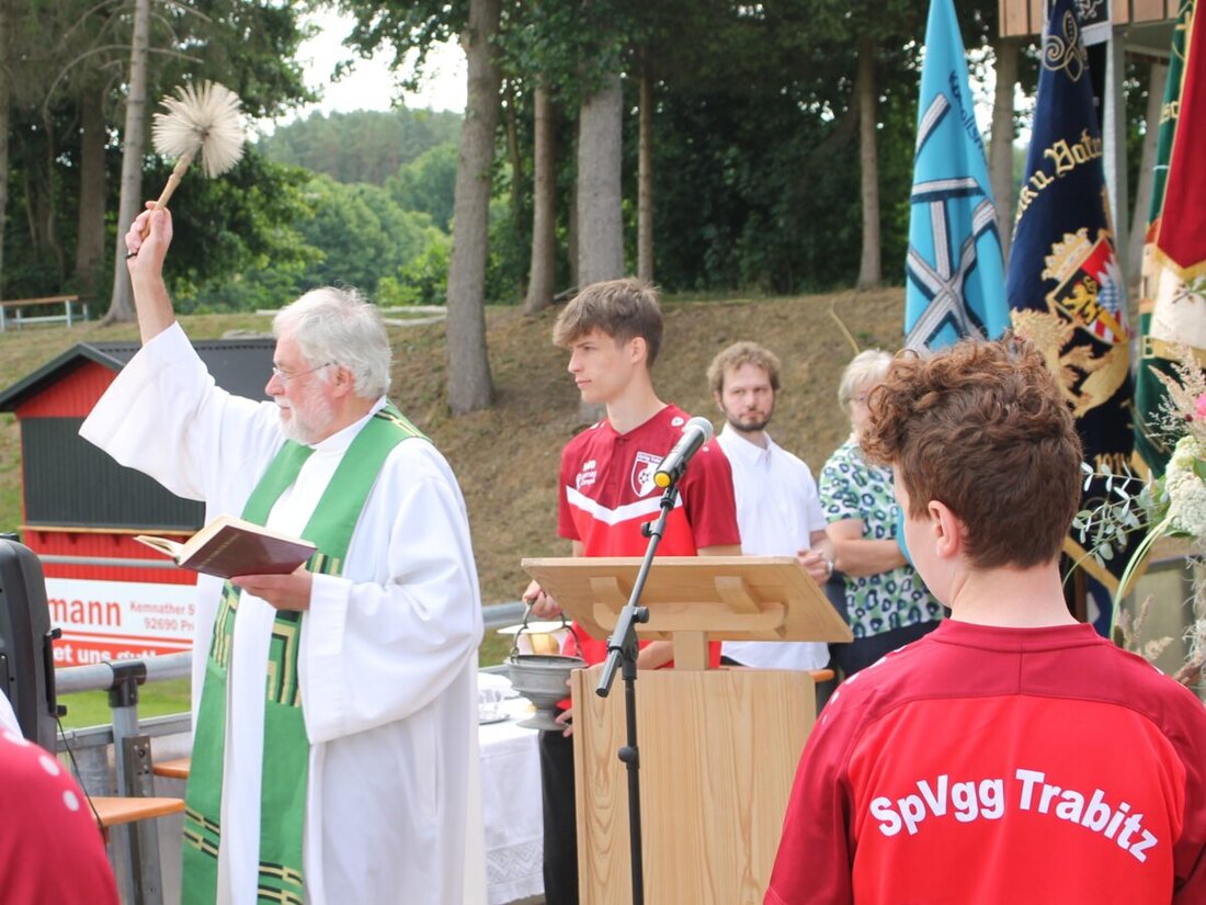 Trabitz. Beim 55-Jahr-Jubiläum der Spielvereinigung Trabitz verband Pfarrer Prechtl Sport mit christlichem Glauben und segnete die neuen Außenanlagen. Sportliche und gesellschaftliche Veranstaltungen prägten das Wochenende, einschließlich eines Pokalturniers und Kinderspielen.