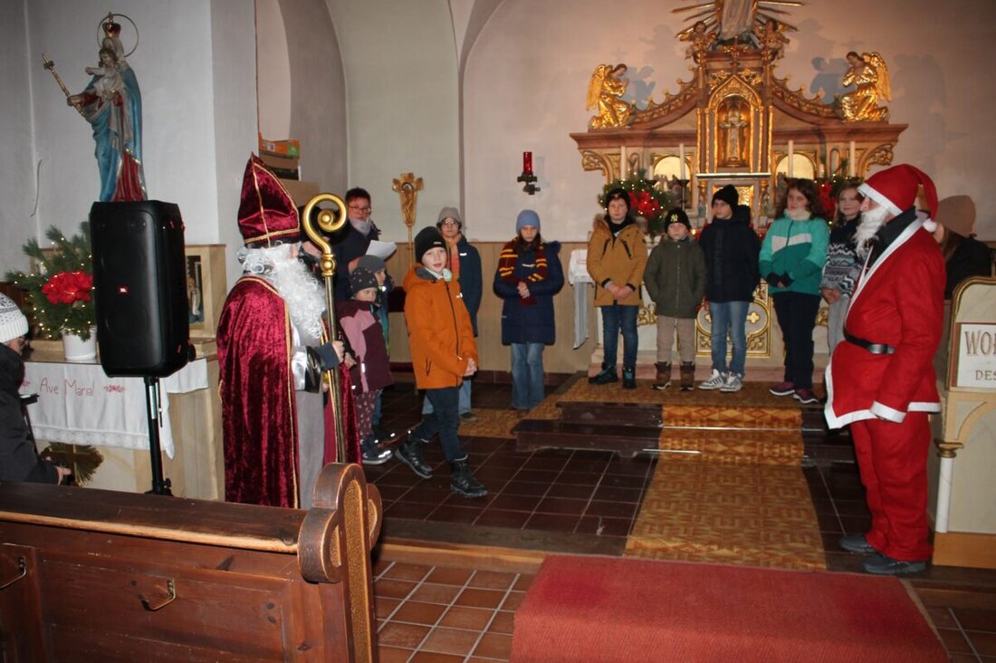 Zessau. Ein unkonventionelles Krippenspiel sorgte beim besinnlichen Advent in der Herz-Jesu-Kapelle für Nachdenken. Jugendliche rechneten pointiert mit Weihnachtskommerz ab, setzten auf Hoffnung und spendeten für Hilfe für Anja.