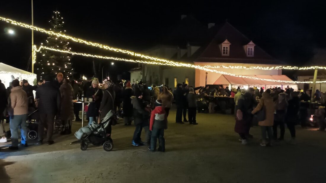 Trabitz. Der zweite "Adventszauber"-Markt bot trotz fehlendem Schnee eine winterliche Märchenatmosphäre dank frostiger Nächte und Märchenlesungen. Marktstände, kulinarische Genüsse und eine Botschaft der Solidarität prägten das Event.