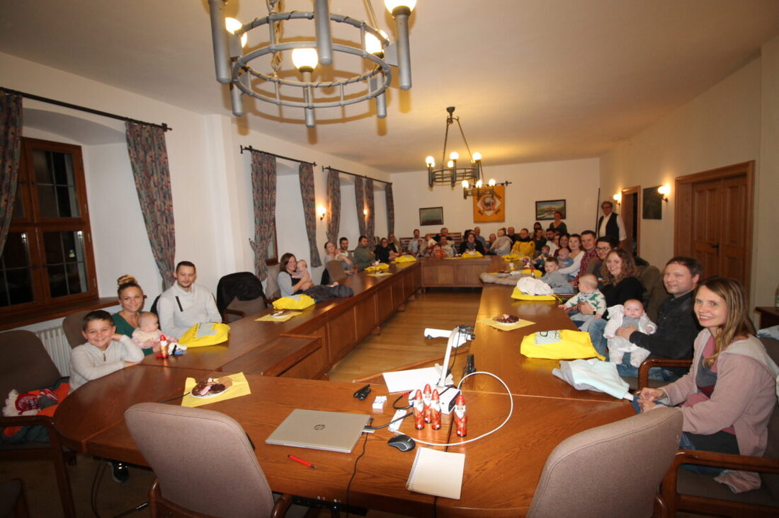 Pressath. Die Stadt empfing junge Familien im Dostlerhaus. Seit April 2025 kamen sechs Mädchen und zehn Buben; es gab 100 Euro Einkaufsgutschein, Babyhandtuch, zwölf Windelmüllsäcke und Infos zu KoKi im Landkreis Neustadt/WN.