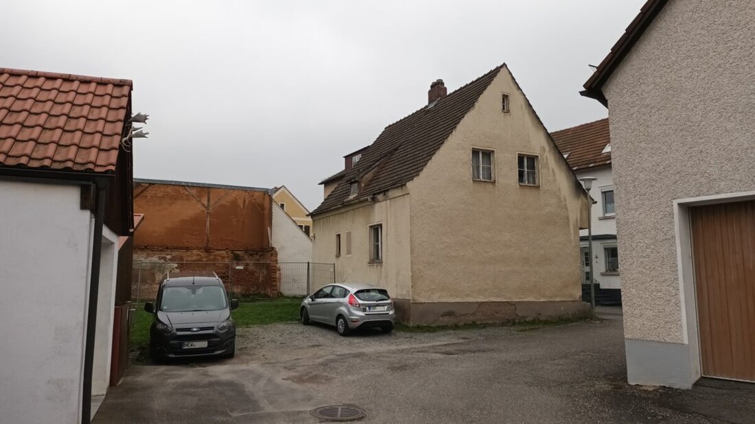 Pressath. Vor einigen Jahren ersteigerte die Stadt das alte „Friedrichhaus“ an der Bachstraße, um auf dem zentral gelegenen Grundstück einen Parkstadel zu bauen. Doch vielleicht gibt es für das verwunschene Häuschen doch noch die Chance auf ein zweites Leben.
