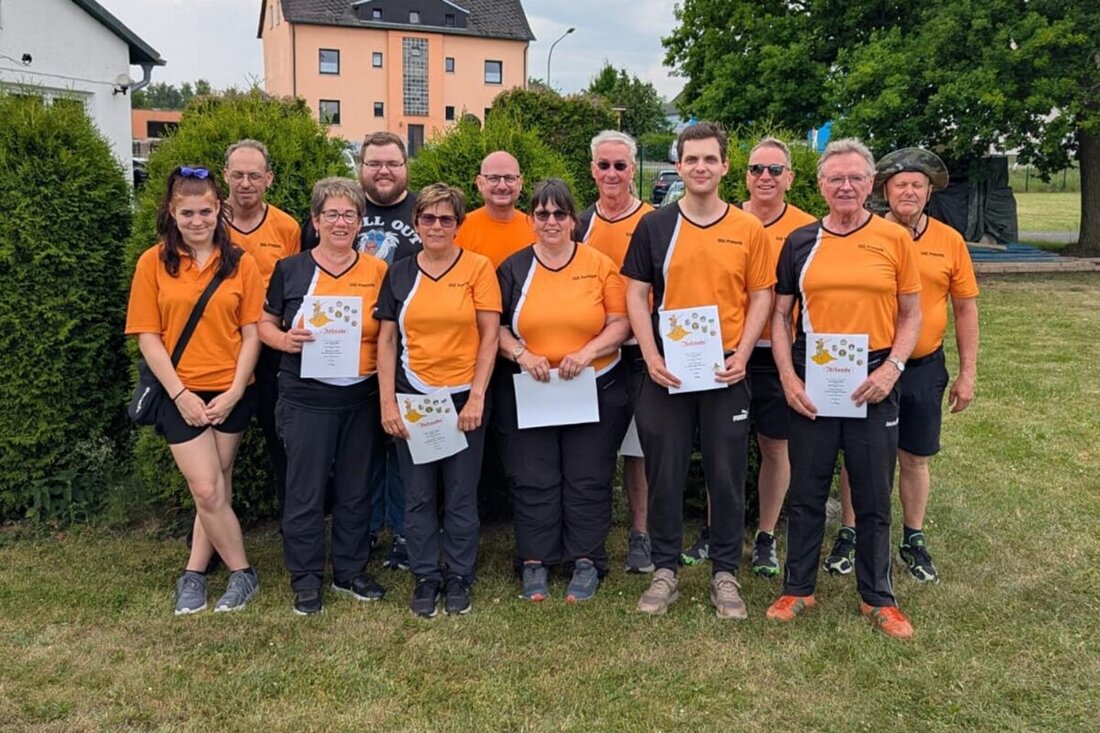 Pressath/Mitterteich. In Mitterteich schien die Sonne – buchstäblich, und für die elfköpfige Abordnung der Pressather "Eichenlaub"-Schützen auch im übertragenen Sinn. Bei der Oberpfälzer Bezirksmeisterschaft des Bayerischen Sportschützenbunds (BSSB) räumten die Bogenschützen aus der Haidenaabstadt auf dem von der Königlich privilegierten Schützengesellschaft perfekt vorbereiteten Platz vier erste und einen zweiten Platz ab.