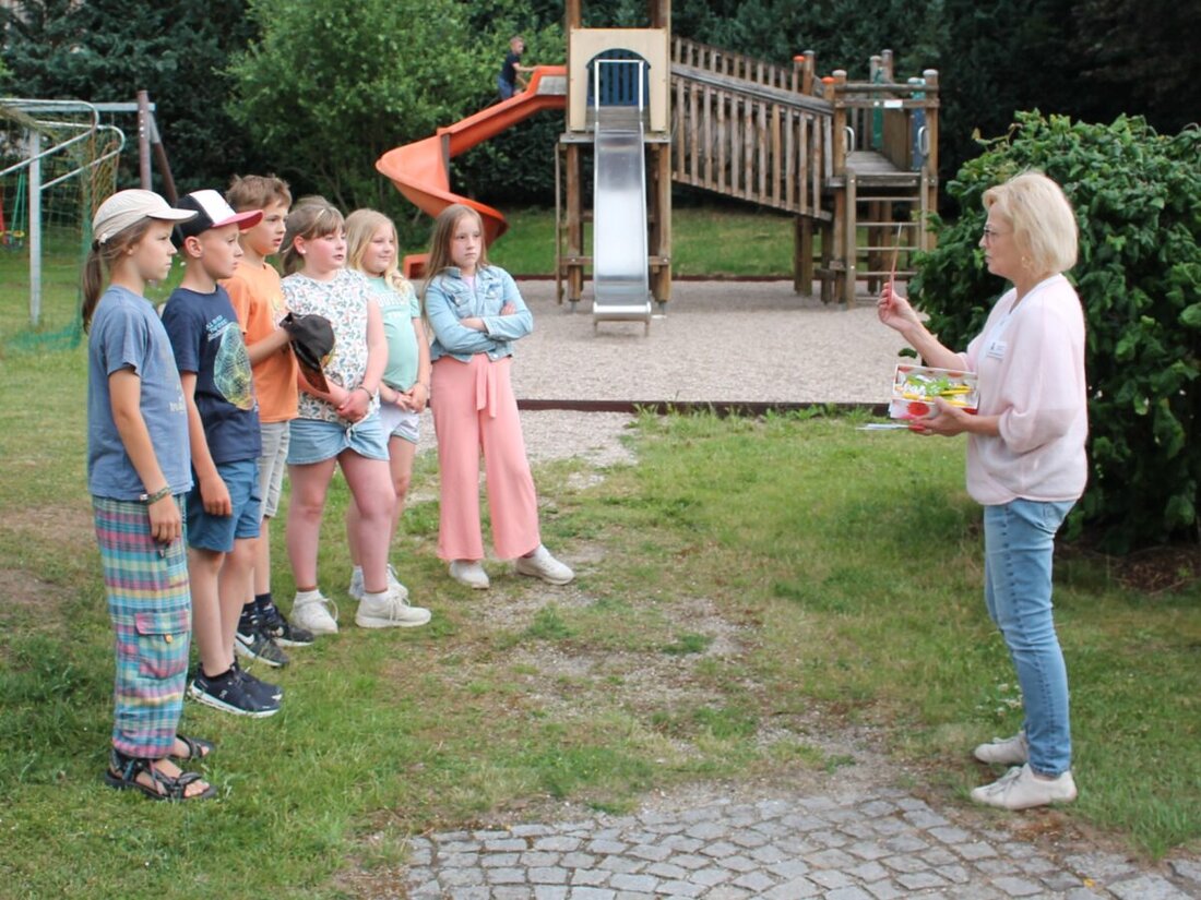 Burkhardsreuth. 37 Kinder gingen heuer in der Pfarreiengemeinschaft Pressath zum ersten Mal zum „Tisch des Herrn“. Sechs dieser Erstkommunikanten empfingen den Leib Christi in der Burkhardsreuther Jakobuskirche. Die Geldgeschenke, die sie zu diesem freudigen Anlass erhalten hatten, wollten sie nicht für sich allein behalten und gaben einen Teil davon an die Kinderkrebshilfe Oberpfalz-Nord weiter.