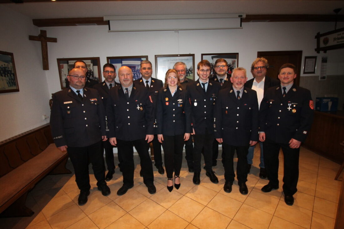 Friedersreuth. Bei der Hauptversammlung der Freiwilligen Feuerwehr wurde deren Rolle als Sicherheitsgarant und Zusammenhalt der Dorfgemeinschaft gelobt. Sanierung des Feuerwehrhauses verzögert sich, neue Ausrüstung und Tragkraftspritze wurden jedoch bereitgestellt.