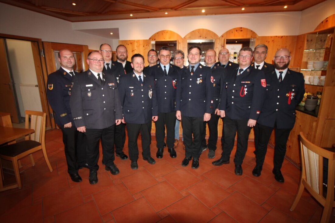 Pressath. Langjährige Feuerwehrmitglieder aus Pressath und Trabitz sind im Gasthof Weyh für 25 und 40 Jahre Dienst geehrt worden. Bürgermeister Bernhard Stangl und Landrat Andreas Meier dankten für beispielhaftes Engagement.