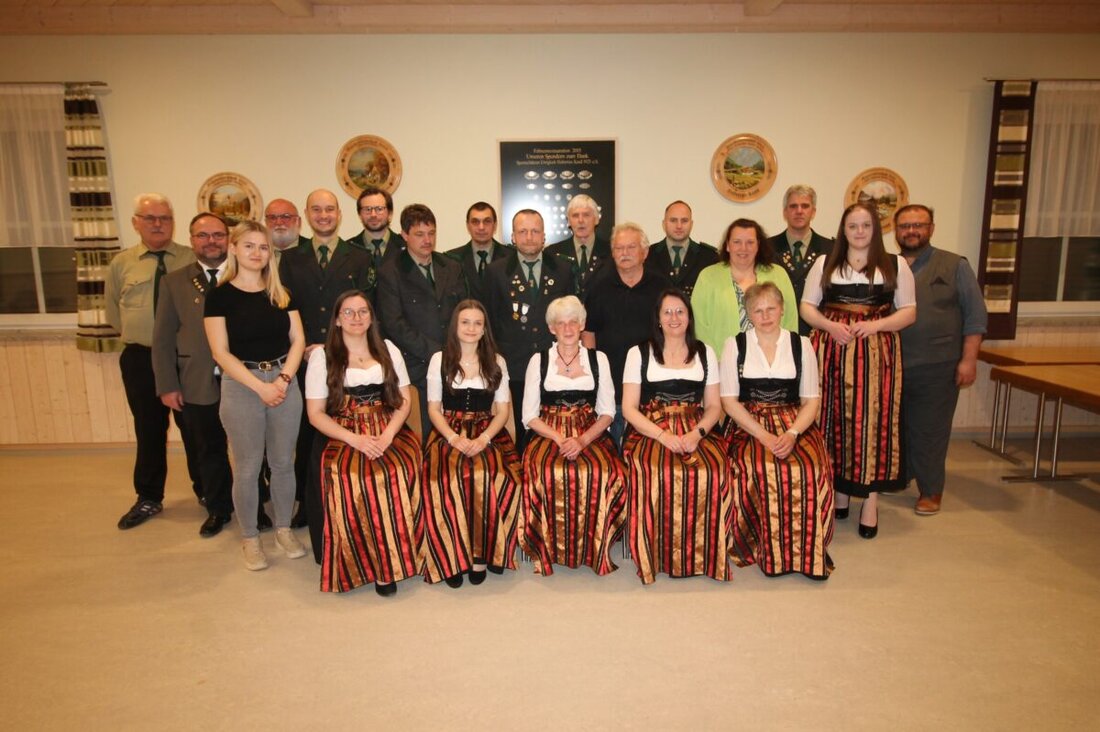 Kastl. Bei der Generalversammlung der Schützengesellschaft "Einigkeit/Hubertus" wurden Georg Heining für 70 Jahre und Johann Baumann für 60 Jahre Mitgliedschaft geehrt. Der Verein hielt mit 300 Mitgliedern das Vorjahresniveau und feierte sportliche Erfolge, darunter 15 Siege bei Landesmeisterschaften.