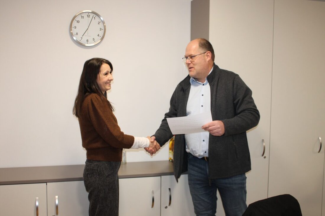 Schwarzenbach. Im Rahmen einer Gemeinderatssitzung wurde entschieden, dass eine Stieleiche hinter dem Schulhaus trotz Umbauarbeiten erhalten bleibt, während andere Pflanzen und Bauten entfernt oder umgesiedelt werden sollen.