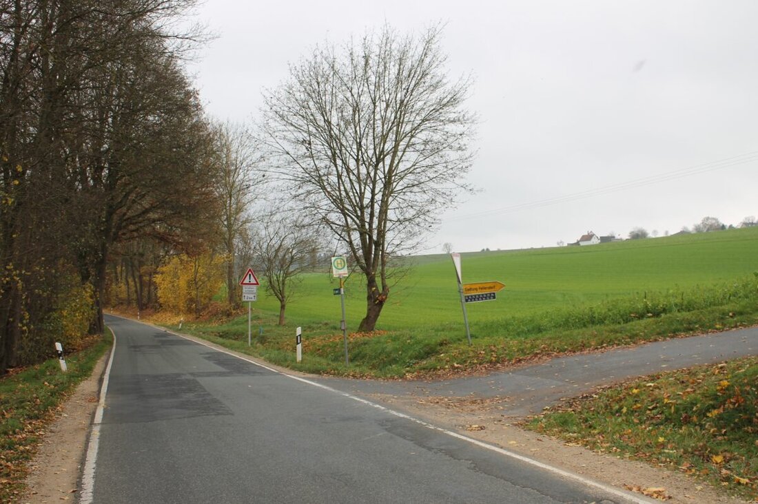Trabitz. In der Gemeinderatssitzung wurde für Sommer 2025 ein kostengünstiger, langlebiger Ausbau der Kreisstraße NEW 8 geplant. Die Sanierung umfasst eine neue Asphaltdecke und die Neugestaltung der Zufahrt nach Feilersdorf, der Gesamtkostenaufwand liegt bei ca. 840.000 Euro.