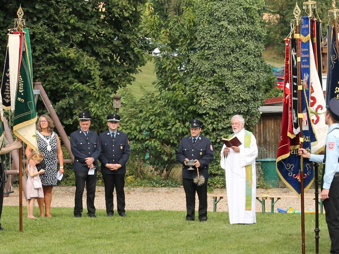 Feilersdorf. Feilersdorf feierte das 130-jährige Bestehen der Freiwilligen Feuerwehr und 75 Jahre Kapellenweihe mit einem Gottesdienst und Segnung des modernisierten Spielplatzes. Die Veranstaltung betonte Gemeinschaftsgeist und die Verbindung von Gottes- und Nächstenliebe.
