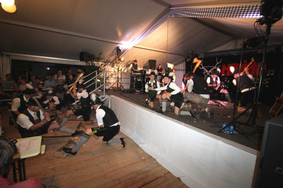 Trabitz. Beim Jubiläumsfest des Trachtenvereins „D’Haidnaabtaler“ forderten Redner die Erhaltung der Trachtenkultur und lobten die 75-jährige Tradition des Vereins. Gründungsmitglieder und der Landrat betonten die Bedeutung von Tradition, Identität und Zusammenhalt.