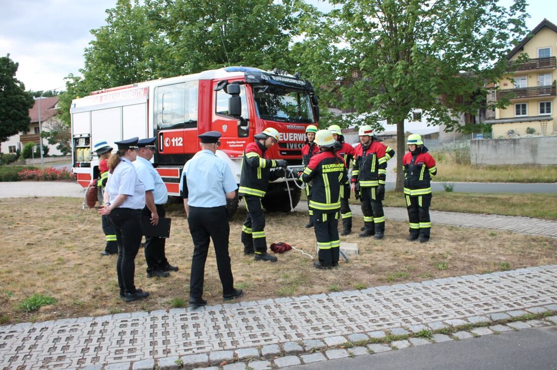 Preißach. 19 Brandschützer der Freiwilligen Feuerwehr Burkhardsreuth haben nach vierwöchigem Training die Leistungsprüfung in Preißach bestanden. Theoretisches Wissen und praktische Fähigkeiten wurden unter Beweis gestellt, abschließend lobten die Juroren die sorgfältige Arbeit aller Teilnehmer.