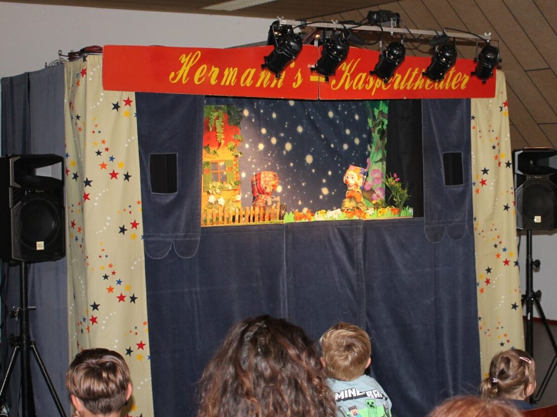 Trabitz. Die Benefiztournee des Theisseiler Papacek-Puppentheaters für "Lichtblicke" begeisterte in Trabitz mit "Verzauberte Steine" fast 100 Gäste. Einnahmen unterstützen Menschen in Not.