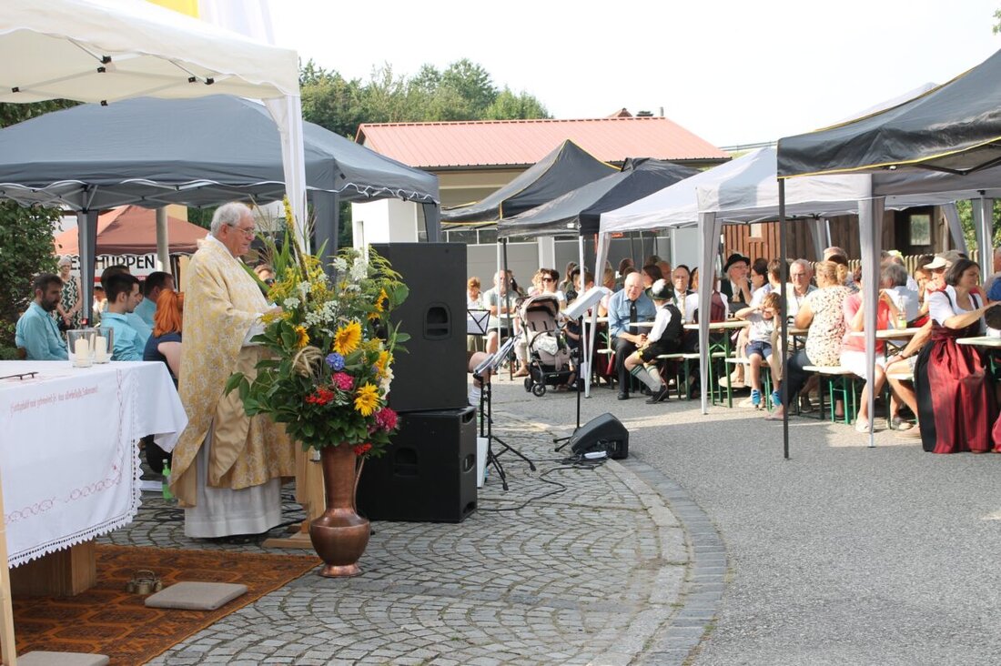 Pichlberg. Die Gemeinde feierte am Mariä Himmelfahrt unter freiem Himmel das Patrozinium ihrer Kapelle mit Predigt, gesegneten Kräuterbuschen und Weißwurstfrühschoppen. Pfarrer Gerhard Pausch betonte die Bedeutung der Hoffnung und menschlichen Würde in seiner Predigt.