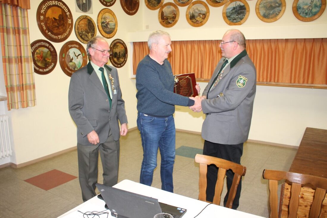 Preißach. Die Schützengesellschaft "Tannenzweig" in Preißach integriert die neu gegründete Böllergruppe einstimmig in die Vereinsstatuten und feiert sportliche Erfolge sowie Mitgliederwachstum.