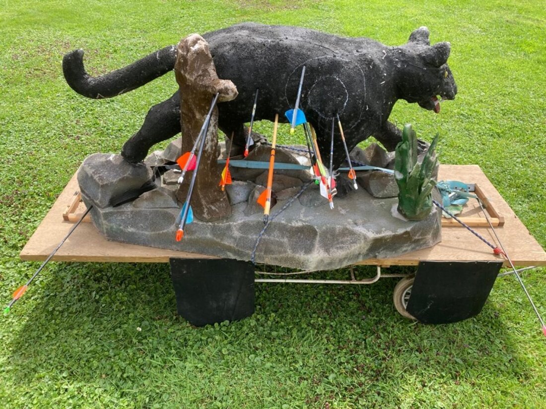 Pressath. Die Schützengesellschaft Eichenlaub Pressath feierte ihr Sommerfest mit Jagd- und Pantherschießen, Grillen und Preisverleihung. Gewinner waren Marco Schmid, Roland Pfleger und Marianne Schmid bei den Recurveschützen sowie Georg Fuchs, Hubert Schulze und Kay Müller bei den Blankbogenschützen.