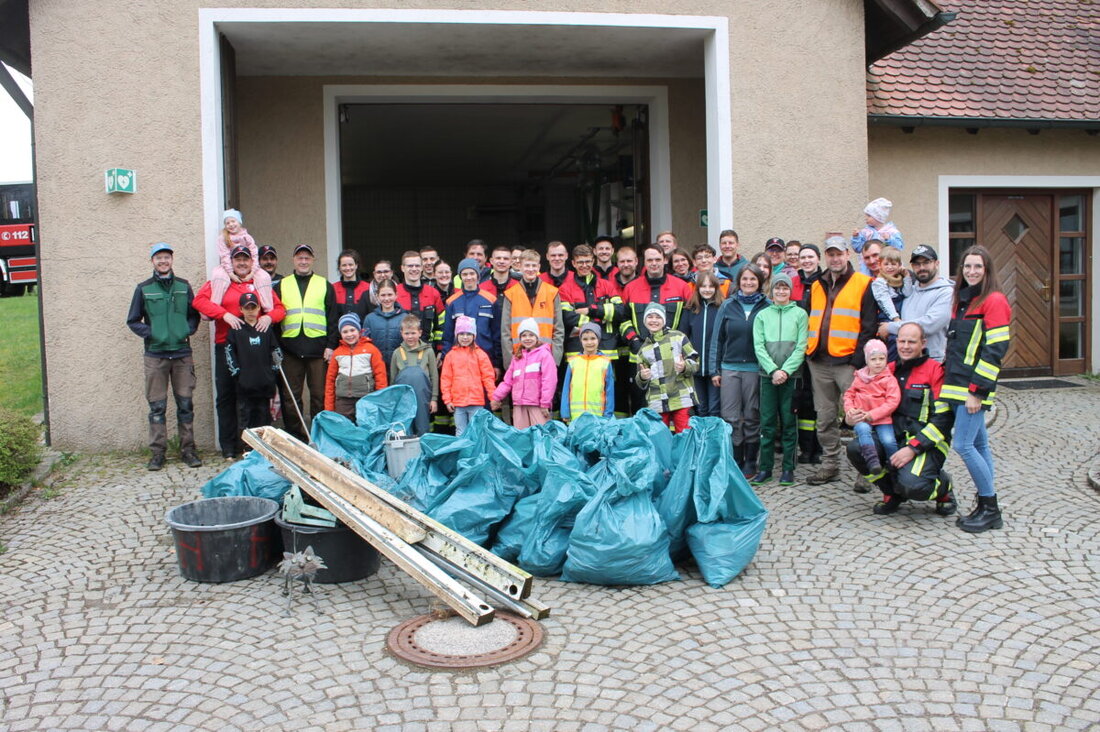 Trabitz. 55 Freiwillige sammelten am Karsamstag rund 30 Säcke Müll im Gemeindegebiet.