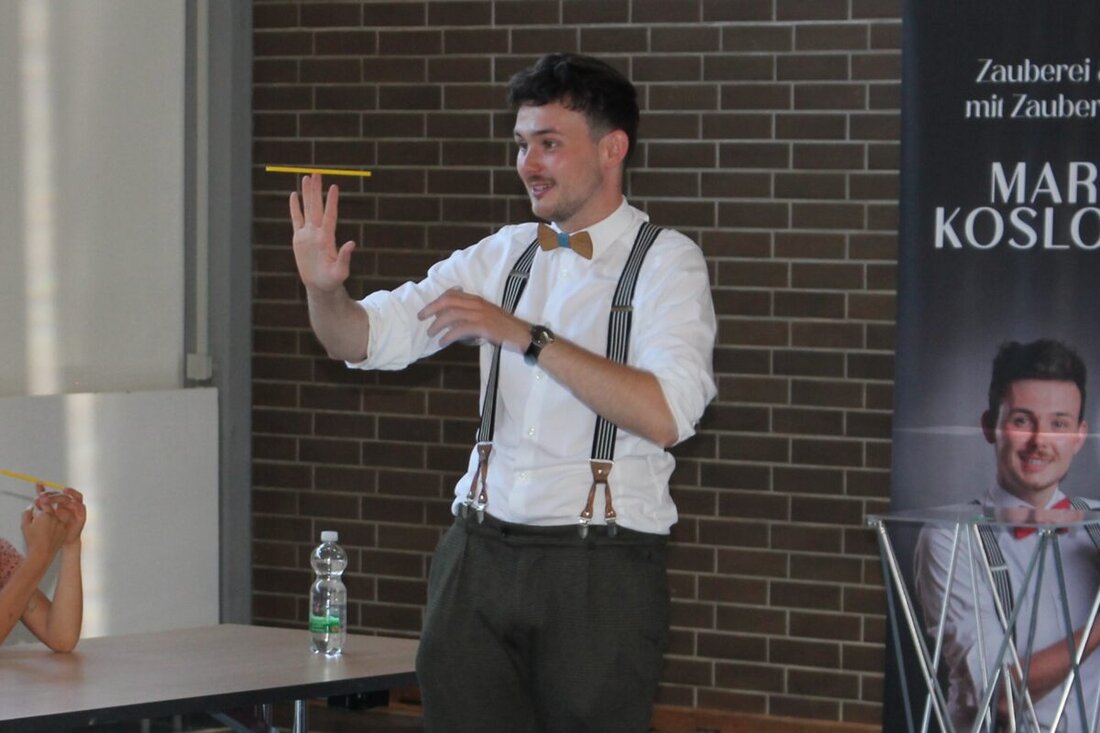 Pressath. Kinder lernten beim Ferienprogramm-Zauberworkshop mit Marius Koslowski die Kunst des Zauberns, wobei Fingerfertigkeit und Konzentration entscheidend waren. Einige Teilnehmer zeigen ihr Können am 17. August in der Stadthalle, der Eintritt ist frei.