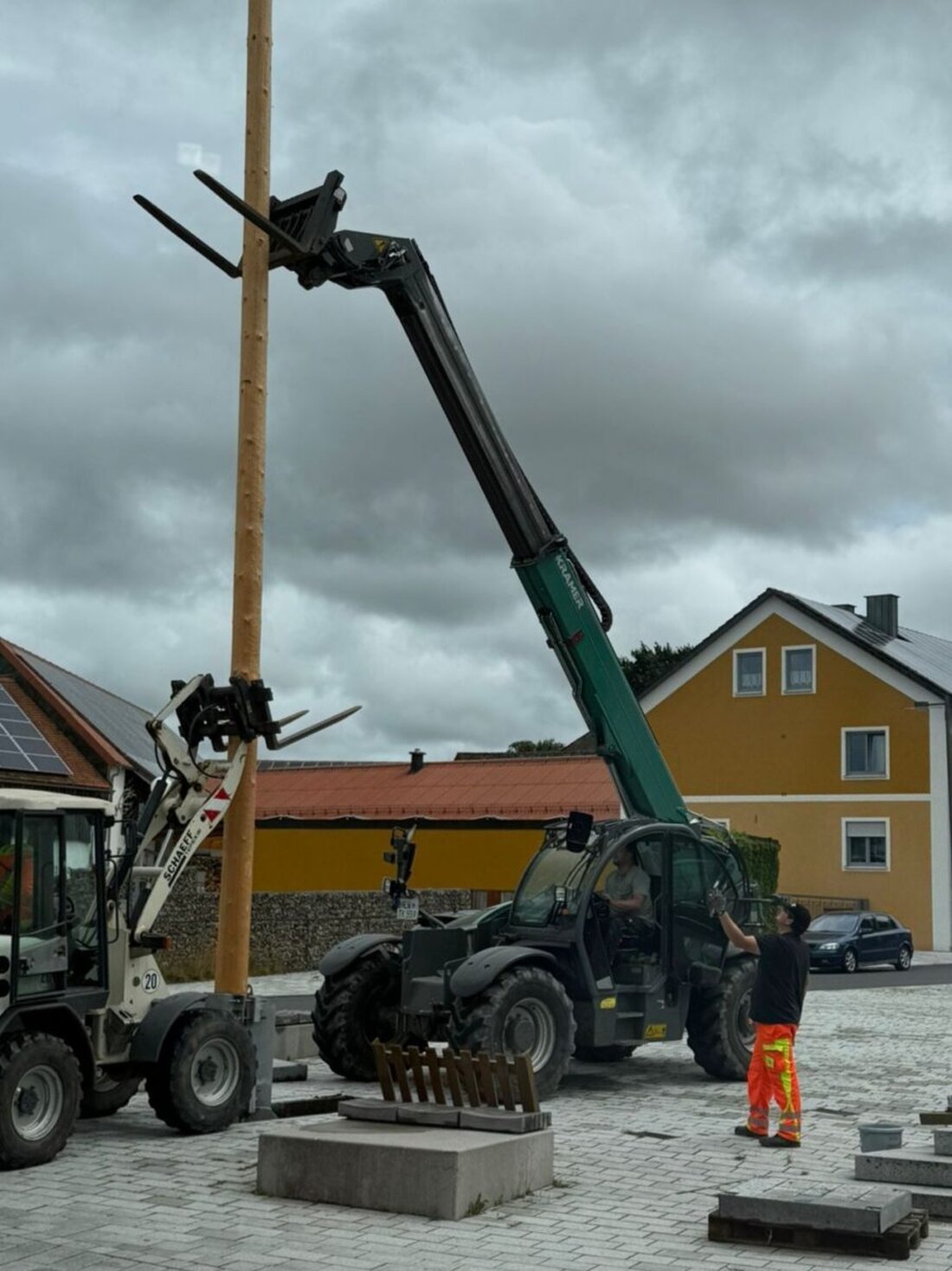 Eslarn. Für das Heimatfest wurde der geschmückte Maibaum am Tillyplatz von Helfern und dem Bauhof unter Leitung des zweiten Bürgermeisters gefällt. Am 9. August beginnt das Markttreiben mit Verkaufsständen, einer Blaskapelle und Musik von verschiedenen Gruppen.