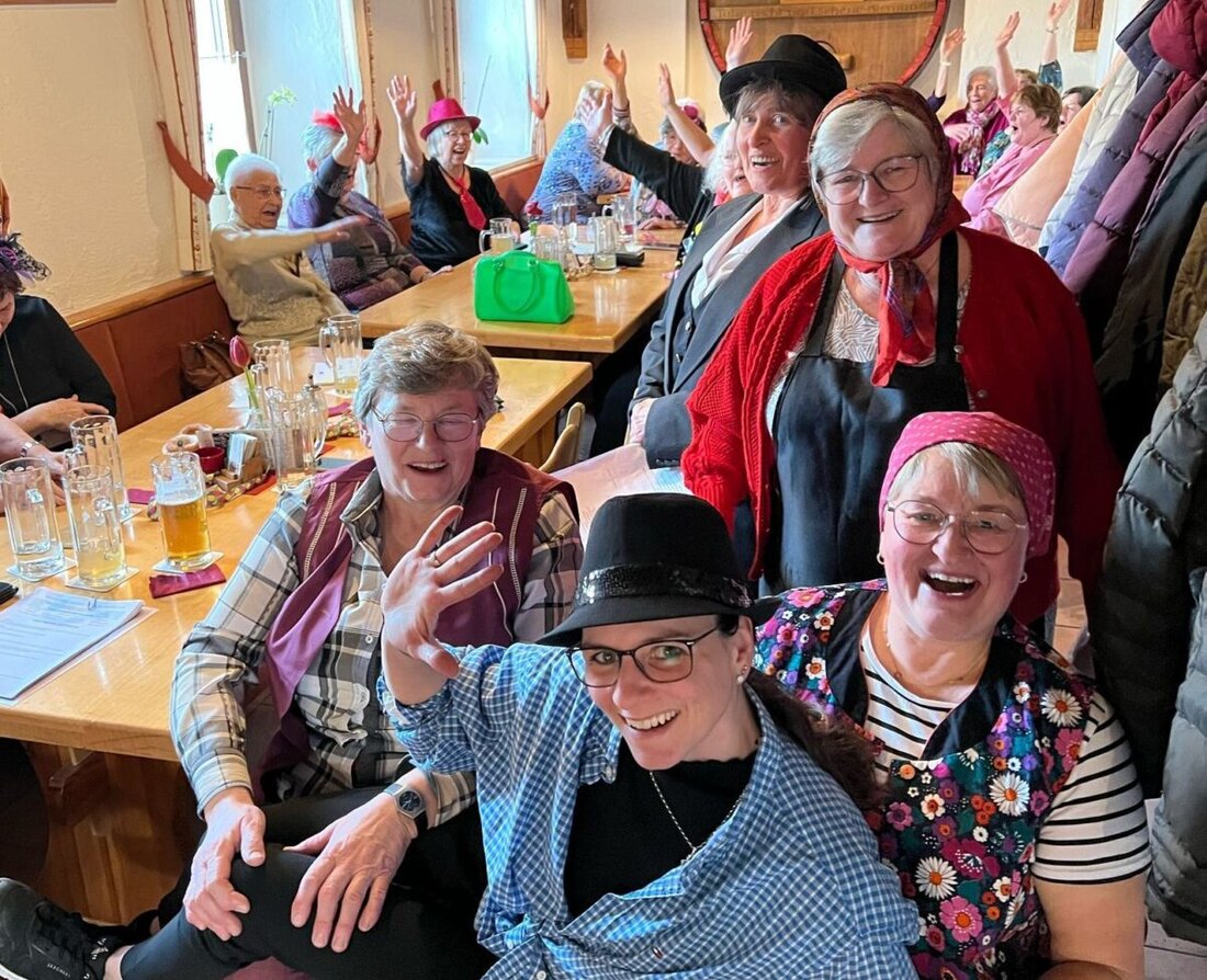 Eslarn. Die Landfrauen des BBV begeisterten am Rosenmontag in der Zoiglstum "Beim Strehern" mit humorvollen Sketchen und selbst gebackenem Kuchen. Der traditionelle Kaffeeklatsch lockte zahlreiche, teilweise maskierte Gäste, die die Darbietungen mit Beifall belohnten.