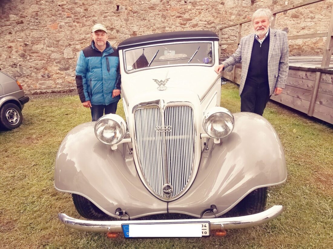 Vohenstrauß. Die "Oldtimerfreunde Vohenstrauß" luden zu ihrem 24. Oldtimertreffen ein, das die klassische Mechanik von Fahrzeugen, Schreibmaschinen und Radios feierte. Die Veranstaltung bot eine Zeitreise durch die Mechanikgeschichte und zeigte Erfindungen, die bis zum Anfang des 20. Jahrhunderts zurückreichen.