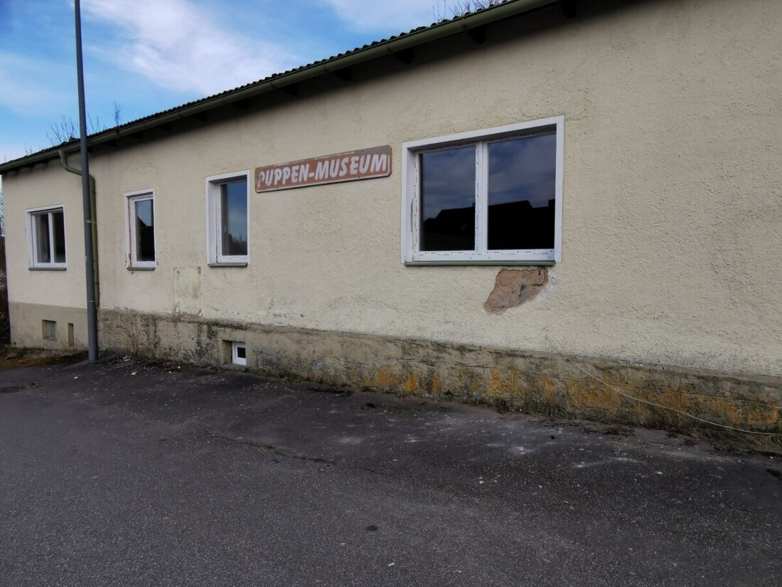 Eslarn. Das Puppenmuseum hat nach 35 Jahren geschlossen, nachdem das Haus verkauft und zu einer Wohnung umgebaut wurde. Die Sammlung bestand aus über 3000 Puppen aus aller Welt, konnte aber nicht anderweitig untergebracht werden.