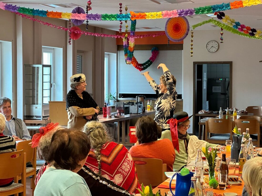 Eslarn. Der Seniorenkreis "Goldener Oktober" feierte mit Lachen, Gesang und Sketchen einen unterhaltsamen Fasching. Kostenlose Köstlichkeiten und musikalische Einlagen sorgten für einen kurzweiligen Nachmittag.