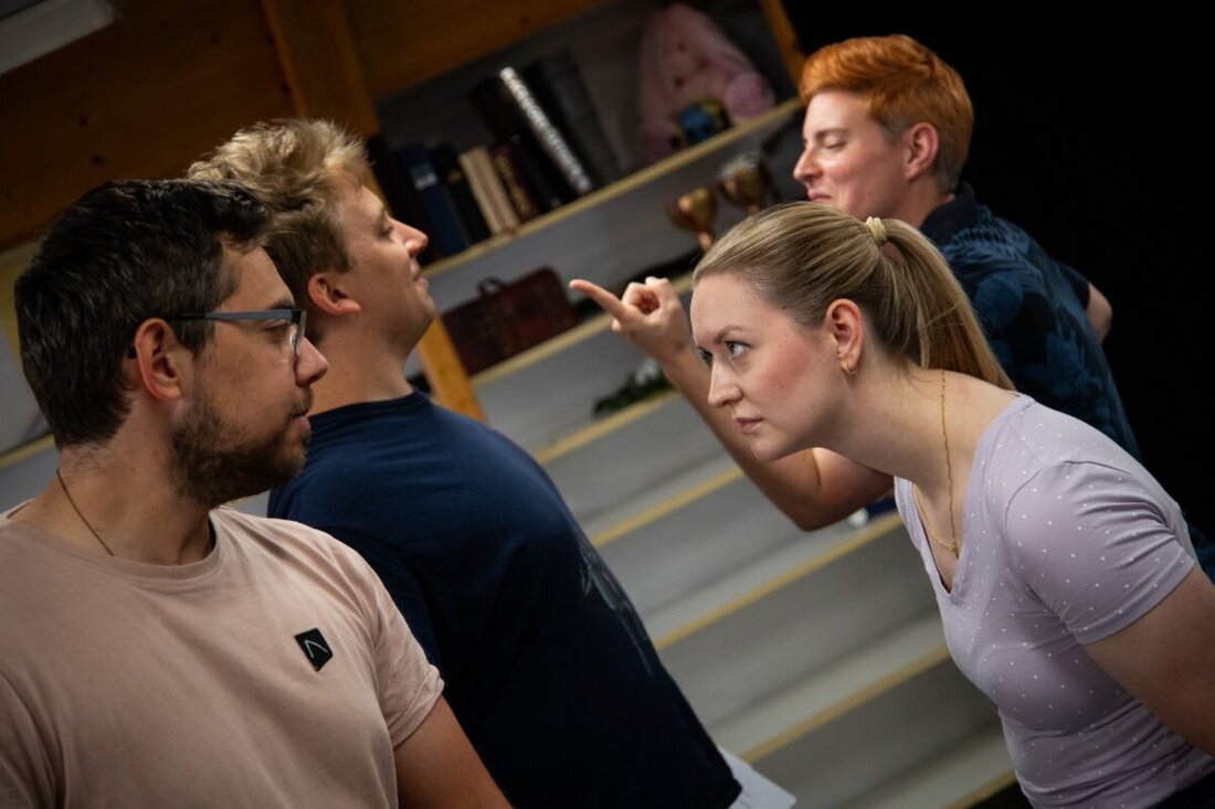 Schwarzenfeld. Wonach sollen unsere Helden suchen? „Nach einem Hamster, der Asthma hat“, ruft einer aus dem Testpublikum. Und schon machen sich Schauspieler in einem von den Besuchern bestimmten Ort auf, nach besagtem Tier Ausschau zu halten.