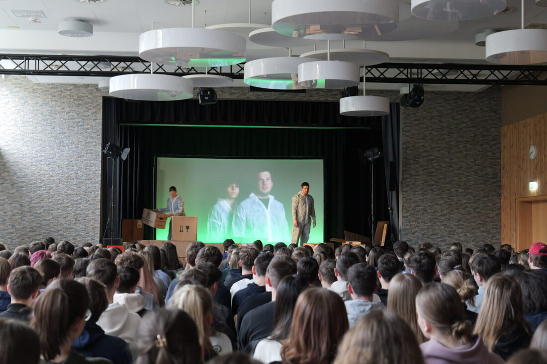 Schwandorf. Mit dem selbst entwickelten Theaterstück „SAD-88“ ist das OVIGO Theater auch im aktuellen Schuljahr wieder auf großer Tour. 